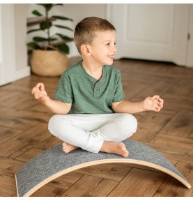 Medinė balansinė lenta su margai pilku veltiniu – natūrali, 80x30 cm