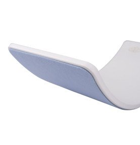 Medinė balansinė lenta su žydru veltiniu – balta, 80x30 cm