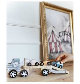 Medinis vilkikas su automobiliais