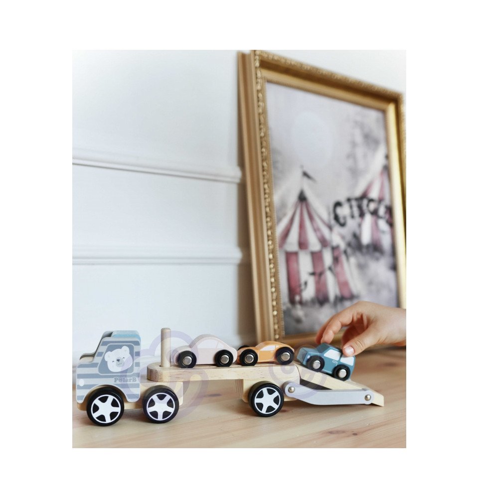 Medinis vilkikas su automobiliais