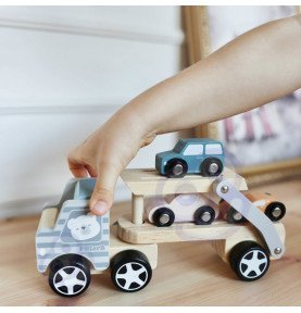 Medinis vilkikas su automobiliais