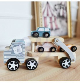 Medinis vilkikas su automobiliais