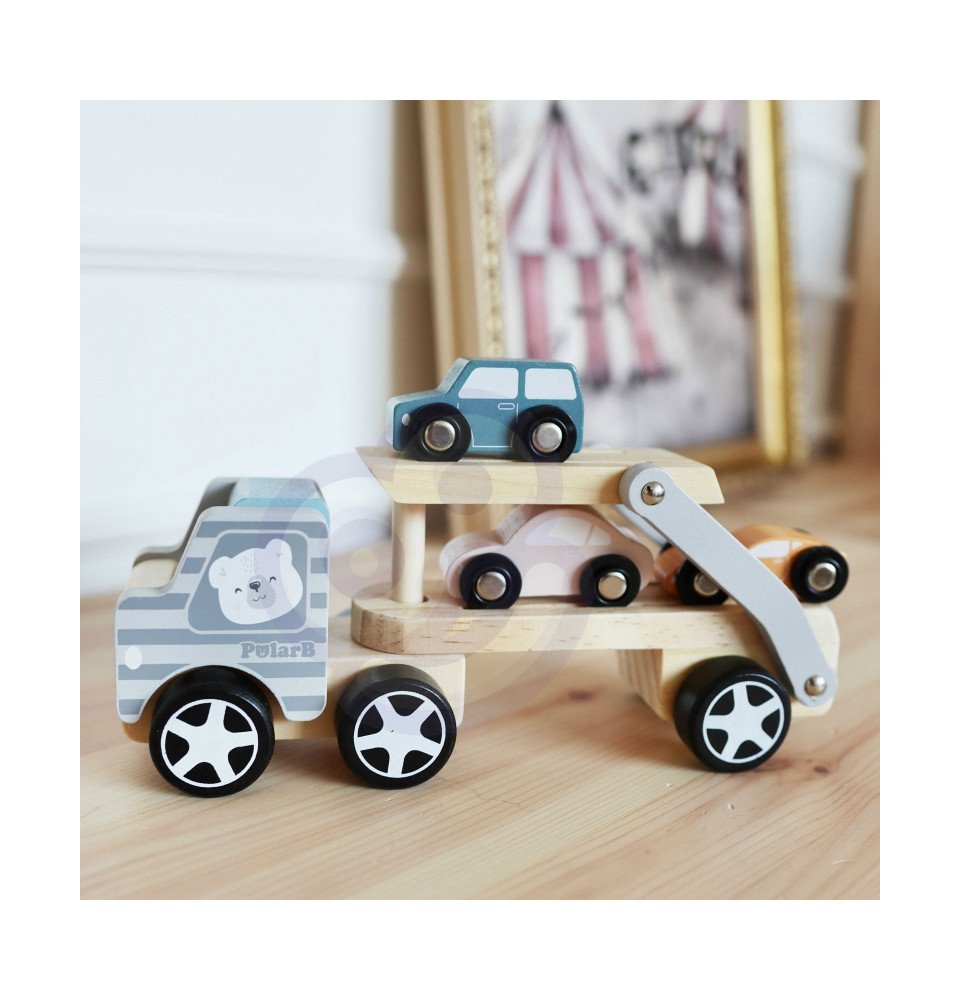 Medinis vilkikas su automobiliais