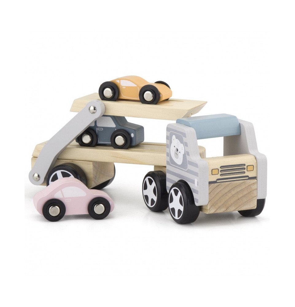 Medinis vilkikas su automobiliais