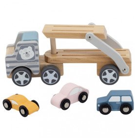 Medinis vilkikas su automobiliais