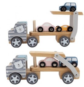 Medinis vilkikas su automobiliais