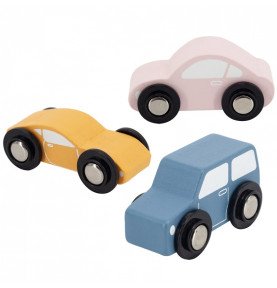 Medinis vilkikas su automobiliais