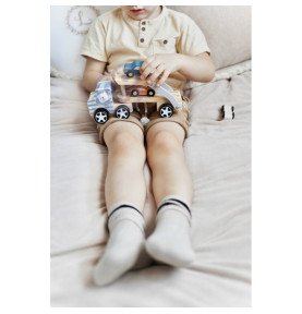 Medinis vilkikas su automobiliais