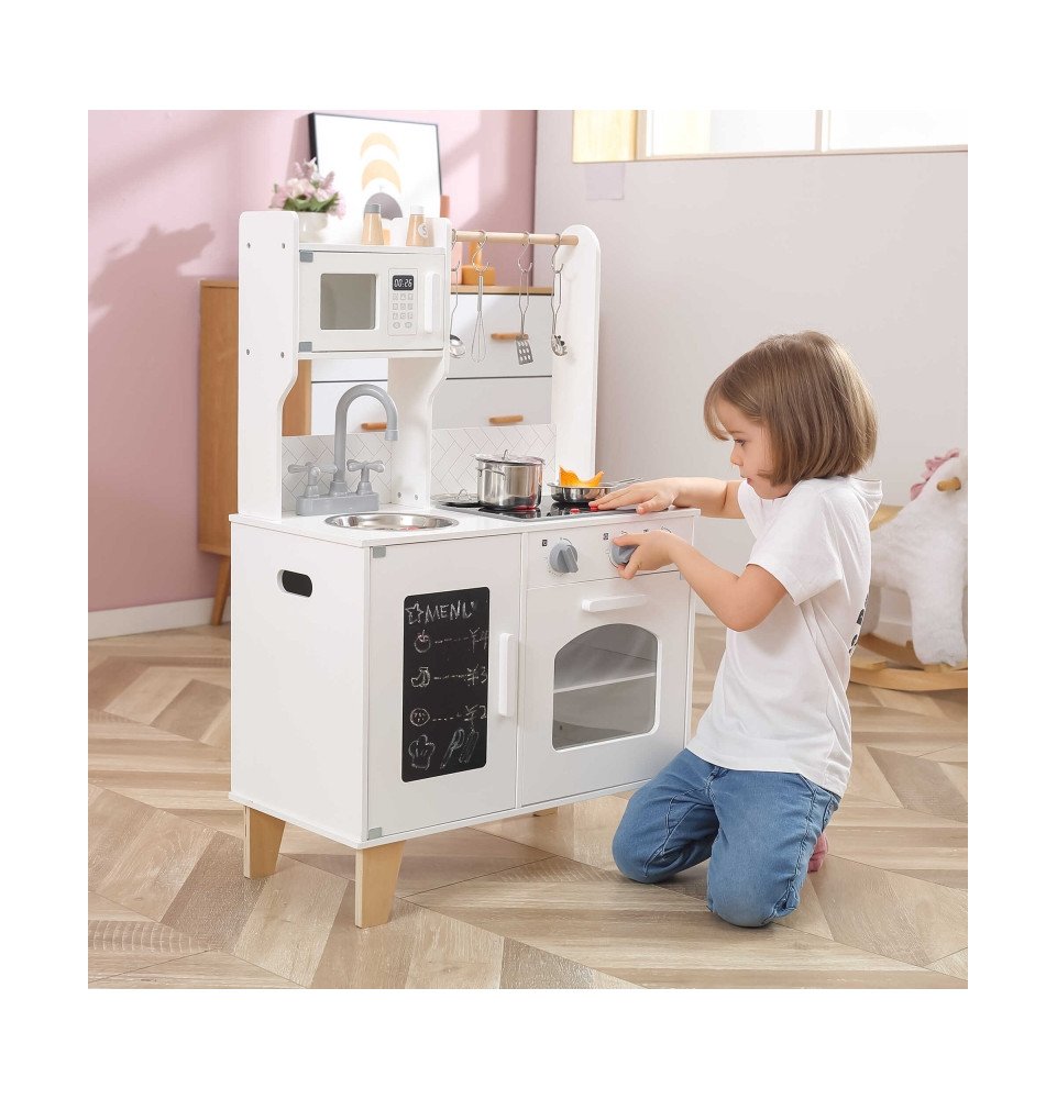 Medinė virtuvė su priedais