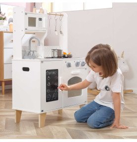 Medinė virtuvė su priedais