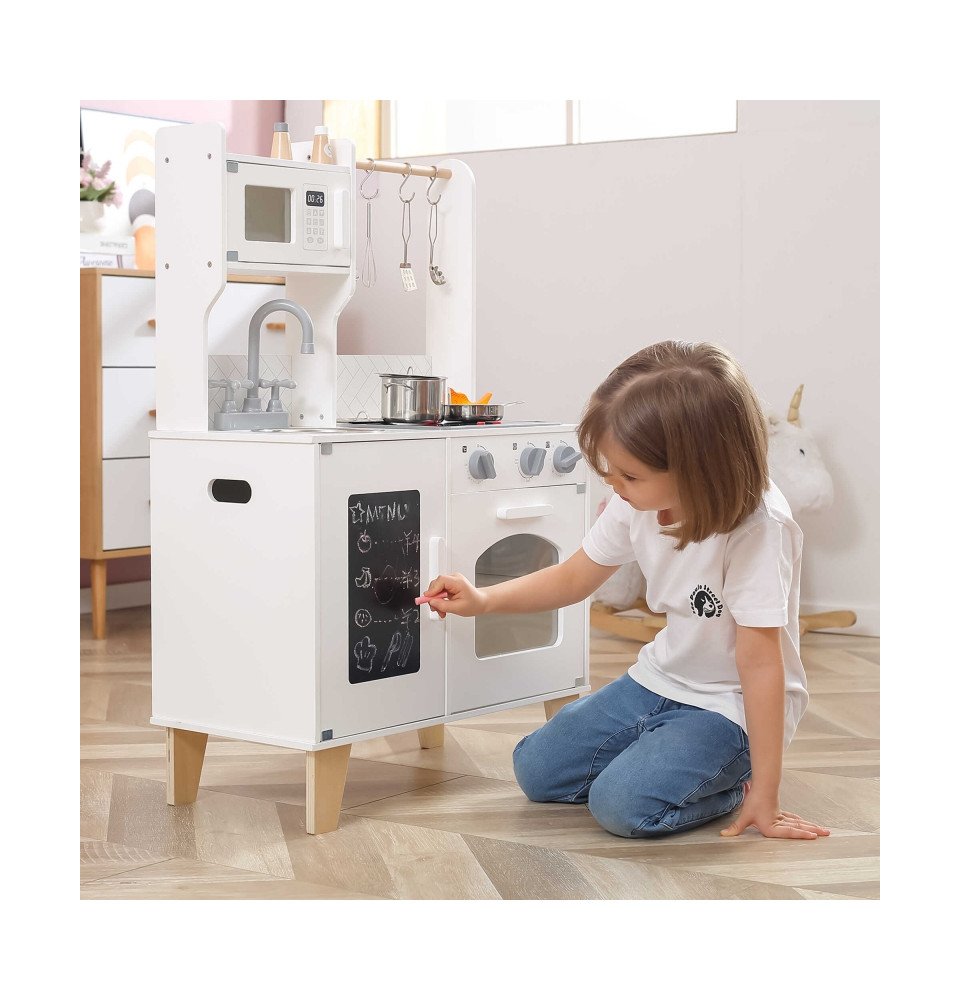 Medinė virtuvė su priedais