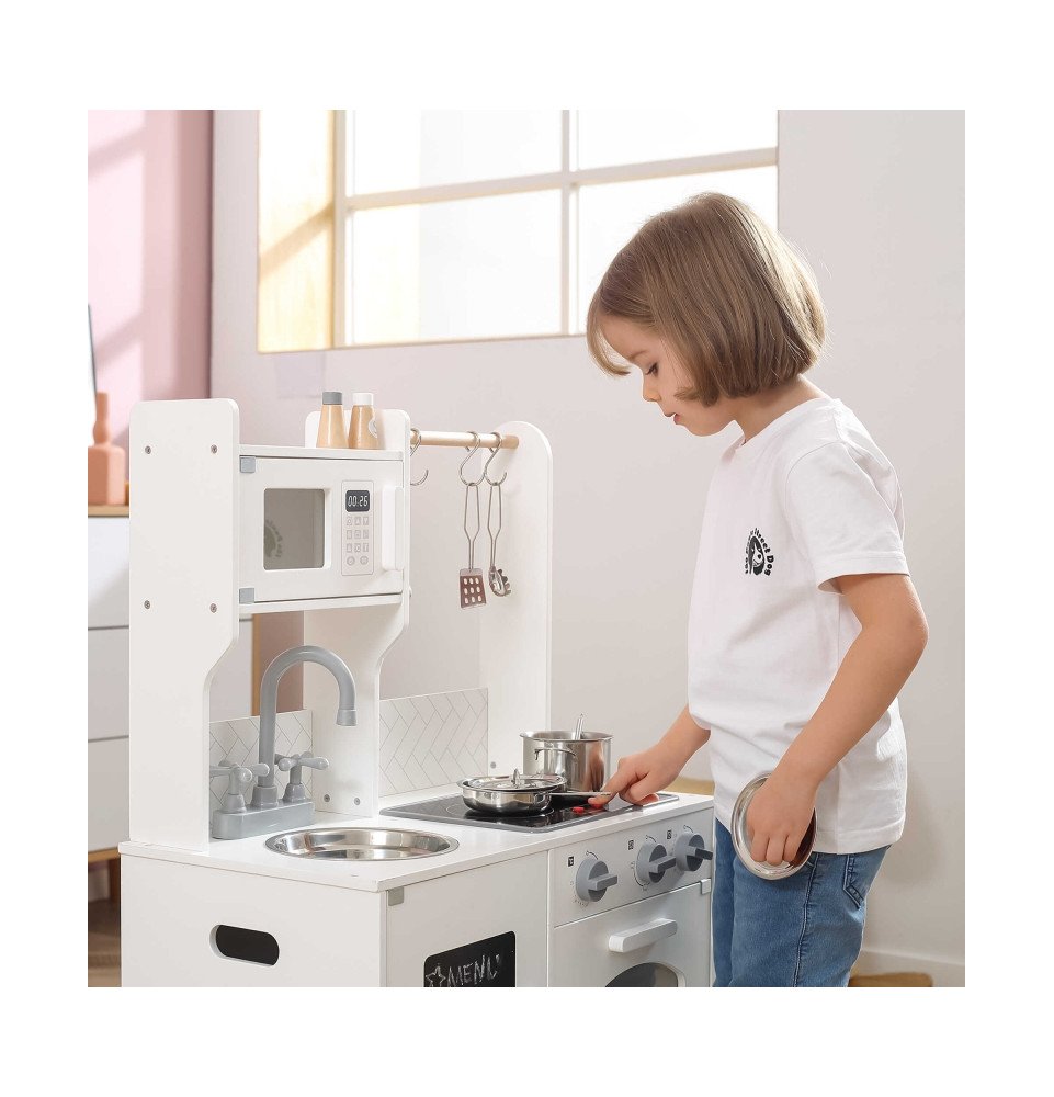 Medinė virtuvė su priedais