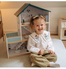 Medinis lėlių namelis su figūrėlėmis