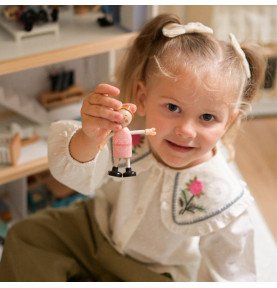 Medinis lėlių namelis su figūrėlėmis