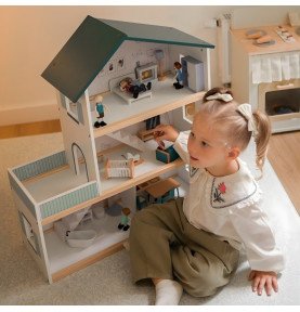 Medinis lėlių namelis su figūrėlėmis