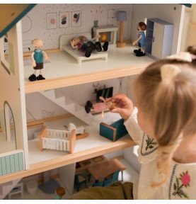 Medinis lėlių namelis su figūrėlėmis